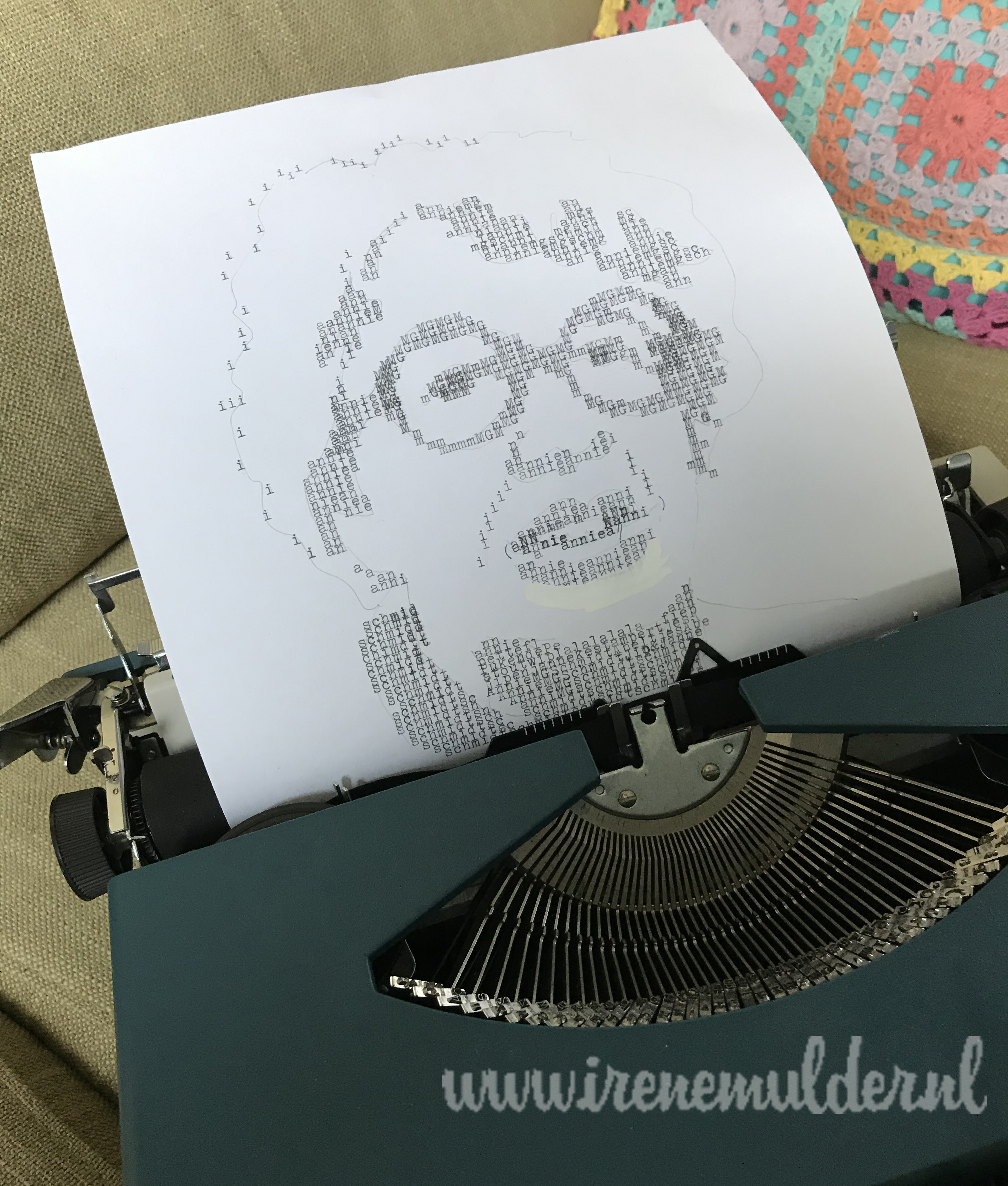 Typemachine met portret opgebouwd uit de letters van Annie MG Schmidt